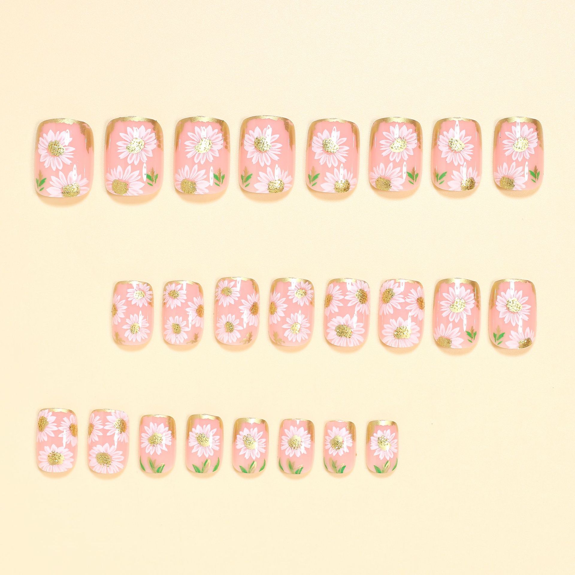 ショートスクエアフェイクネイル ゴールデンホワイトフラワー  - Embroidery Embellishments のレビューと価格